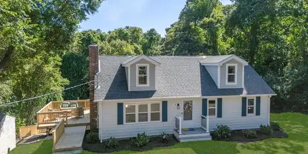 10 Surrey Dr