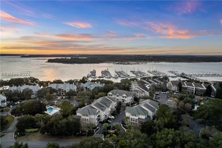 12 Courtyard Common