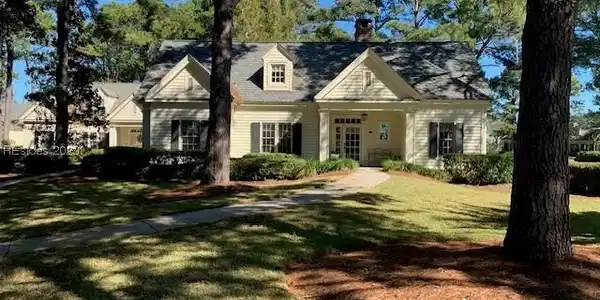6 E Cottage Circle