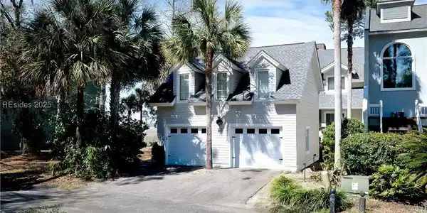 82 Crosstree Drive N