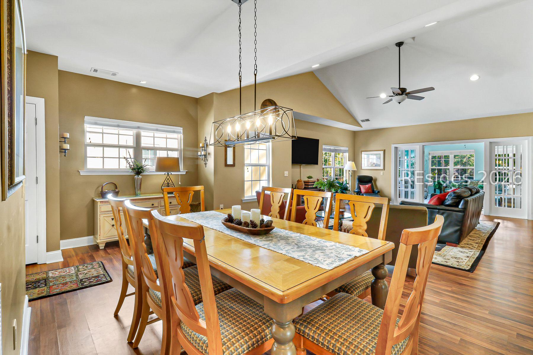Image 4: Dining area