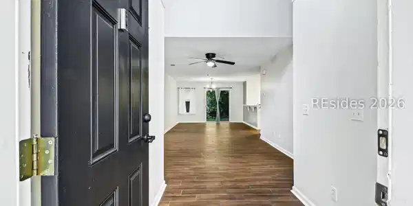 Image 4: 2-story Foyer brings in natural light Image 4: 2-story Foyer brings in natural light