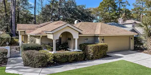 8 Knollwood Drive