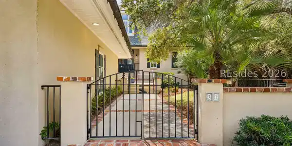 Image 4: Rod iron gate to open courtyard Image 4: Rod iron gate to open courtyard