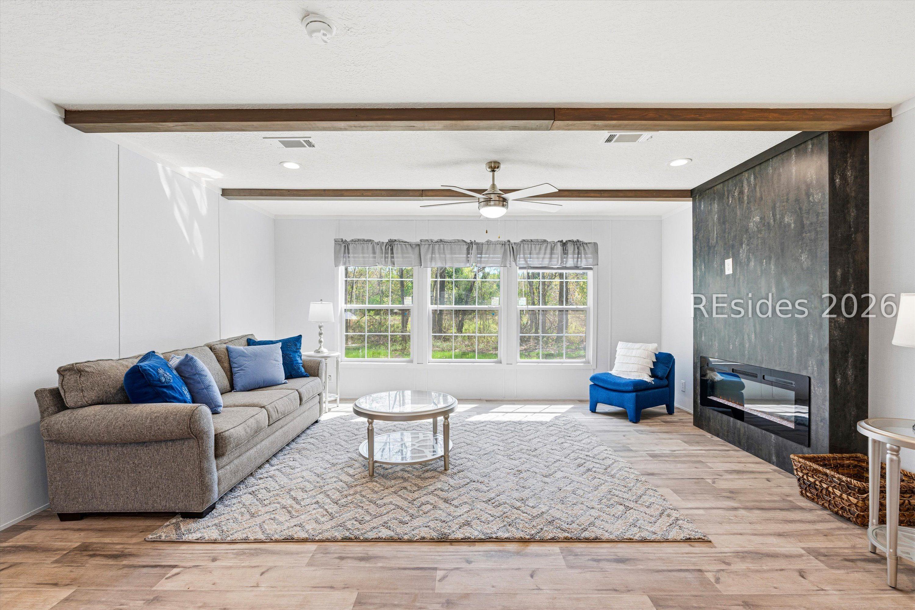 Image 4: Spacious living room Image 4: Spacious living room