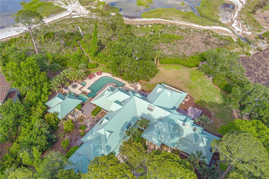 Image 3: Beautiful home on the waters edge