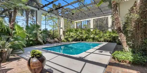 10 Royal Crest Drive
