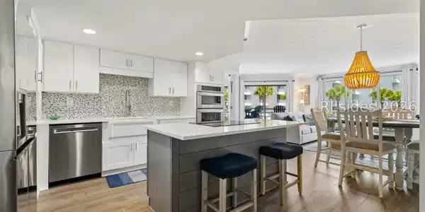 Image 2: Kitchen with Large Island Image 2: Kitchen with Large Island
