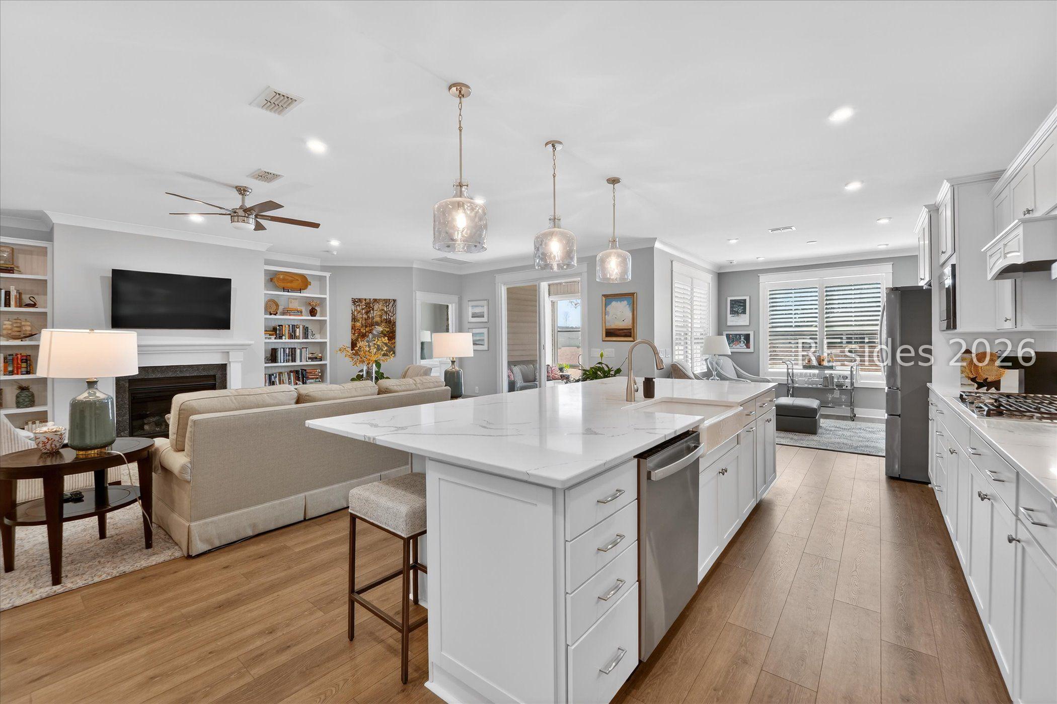 Image 3: Huge great room for entertaining