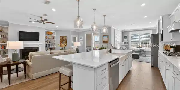 Image 3: Huge great room for entertaining
