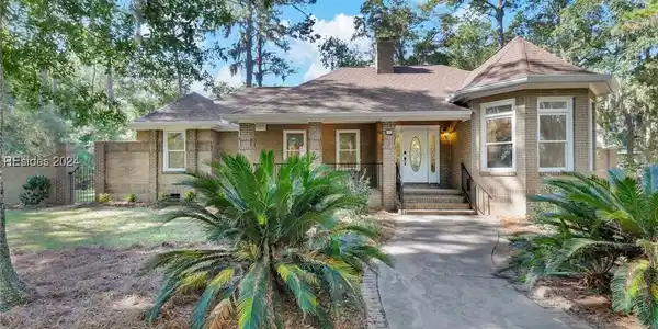 10 Dolphin Point Drive