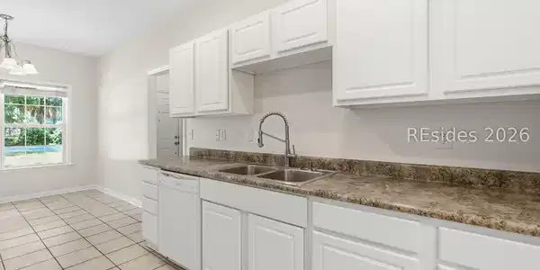 Image 4: Kitchen