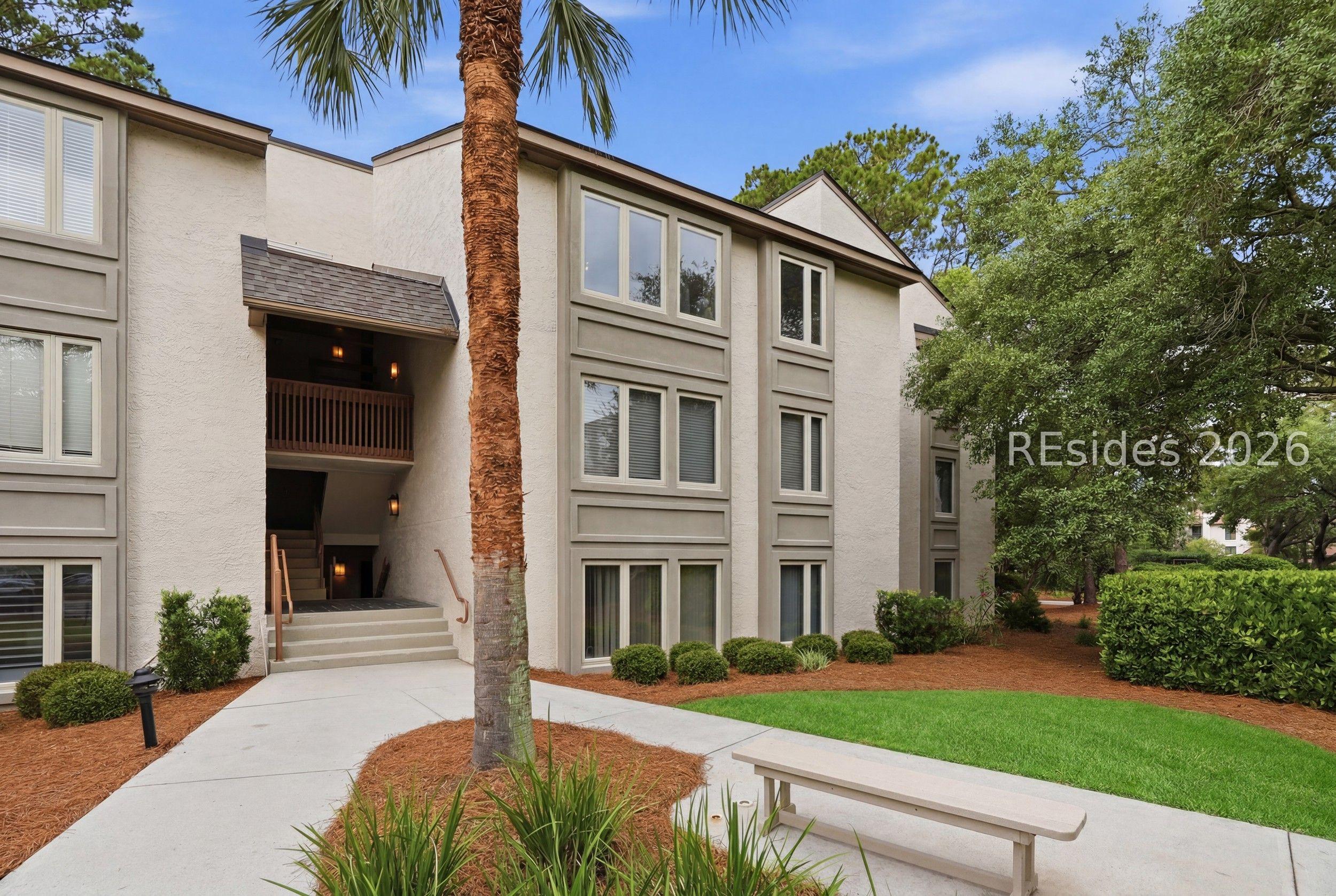 Image 4: Desirable top floor end unit!