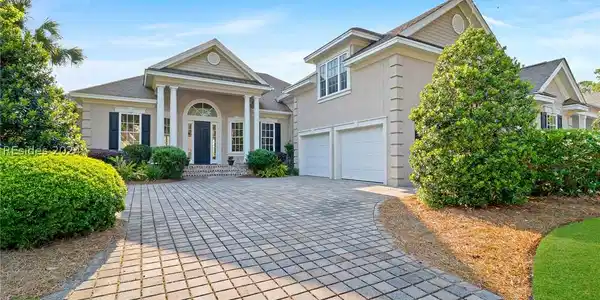 16 Hunting Court