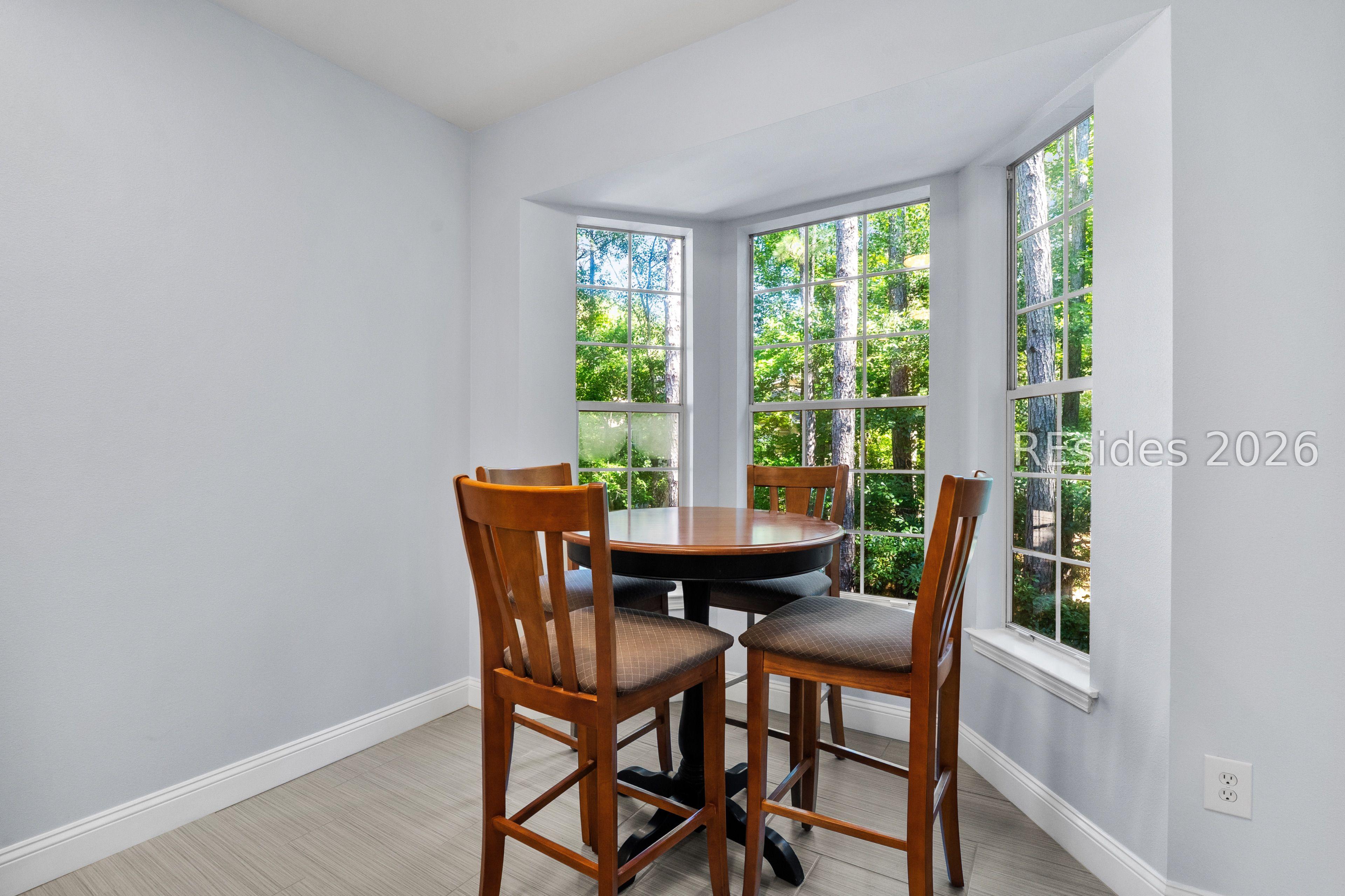 Image 4: Eat in Kitchen Nook