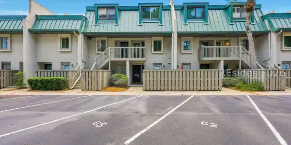Image 4: Surf Court complex is close to the beach!