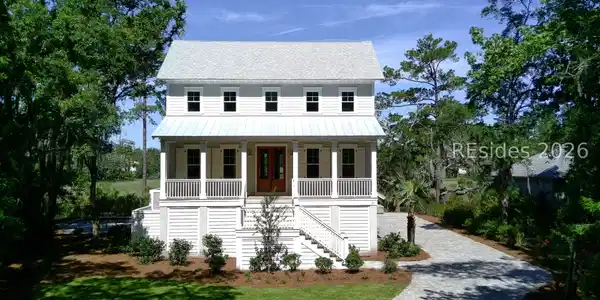 Image 3: Beautiful coastal style home w/ exposed rafters Image 3: Beautiful coastal style home w/ exposed rafters