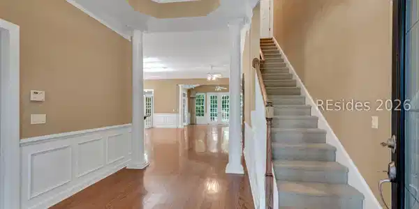 Image 3: Wide, welcoming foyer