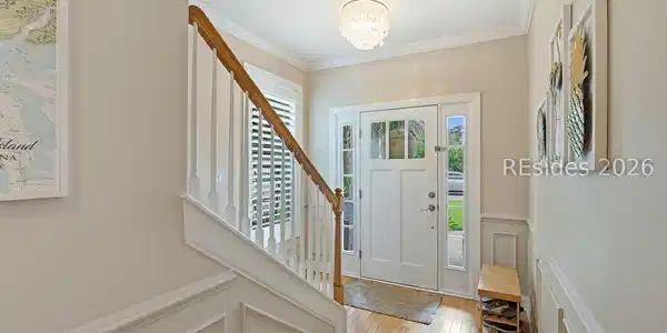 Image 3: Gorgeous craftsman style front door & entry Image 3: Gorgeous craftsman style front door & entry