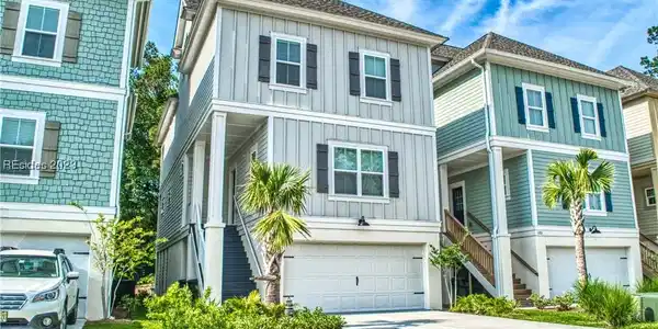 121 Sandcastle Court