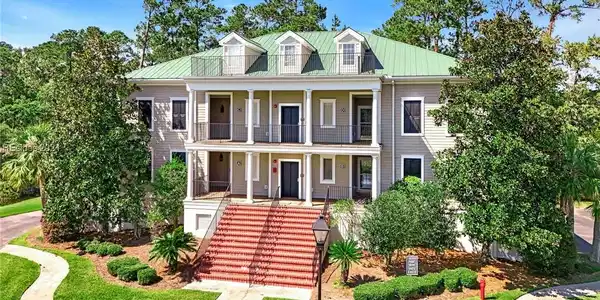78 Crescent Point Drive