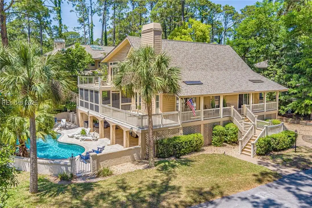 Image 1: Welcome to 4 Gadwall Road!  This Southern Style cu