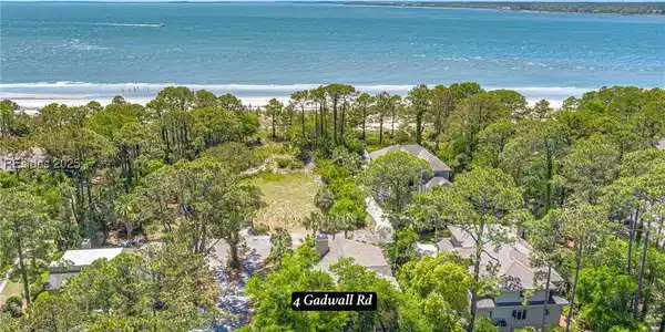 Image 2: Look how CLOSE you are to the award winning beach