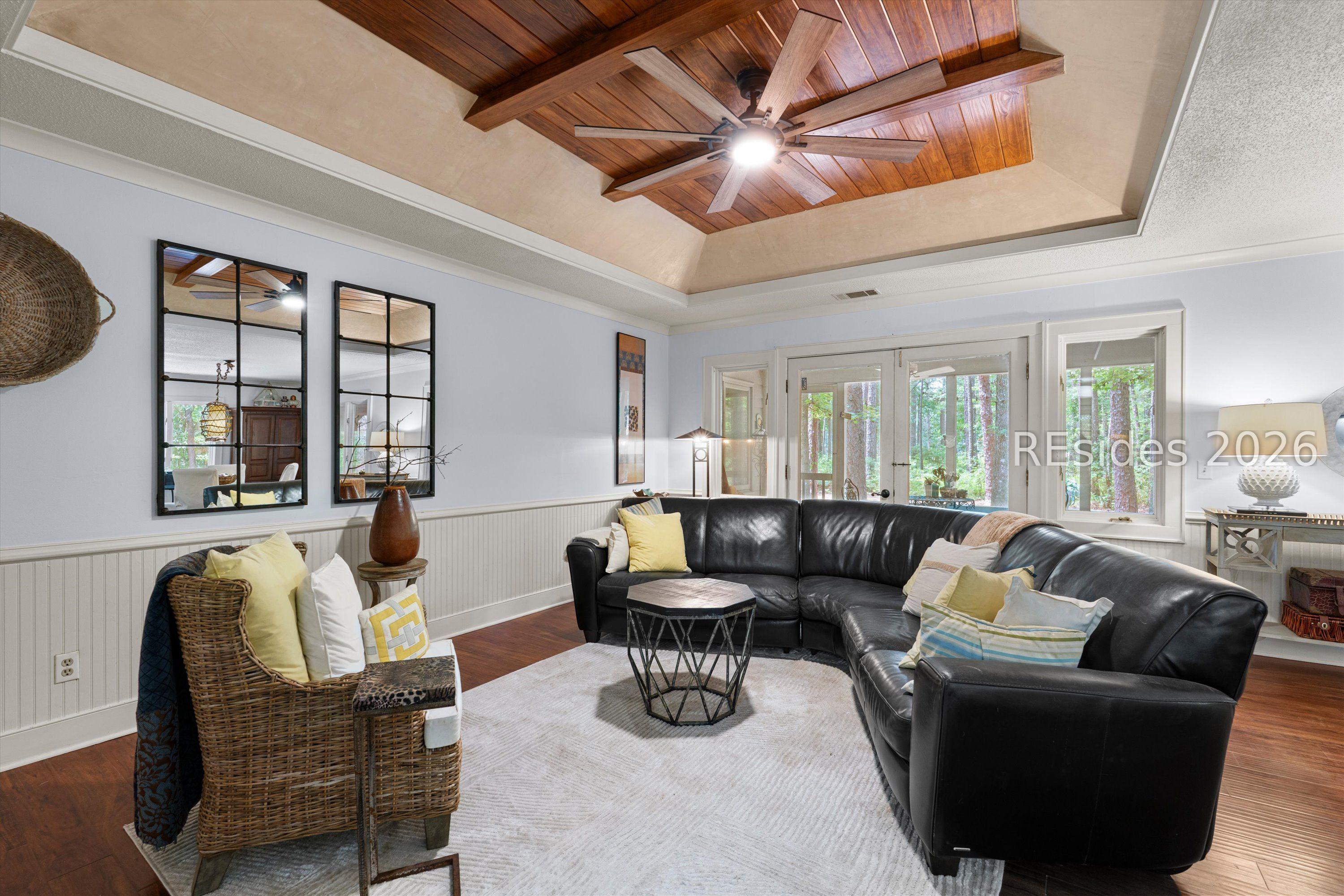 Image 4: Living Room