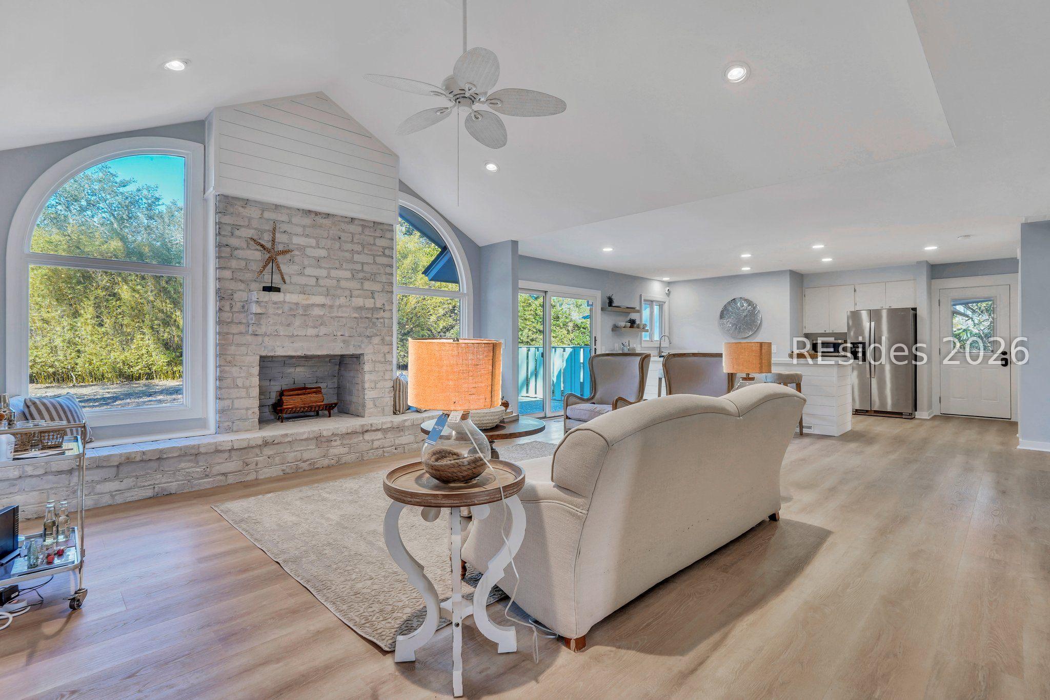 Image 4: Living Room