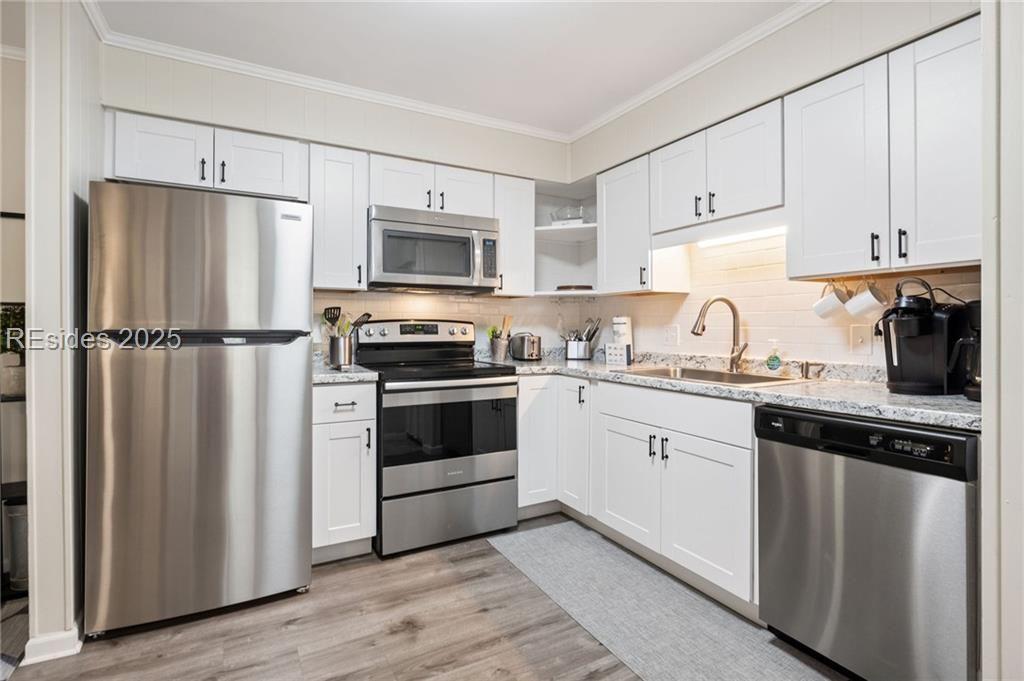 Image 1: New renovated kitchen at Hedges D1