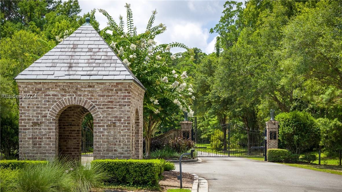 Image 3: The guard house and gates to the private Telfair P Image 3: The guard house and gates to the private Telfair P