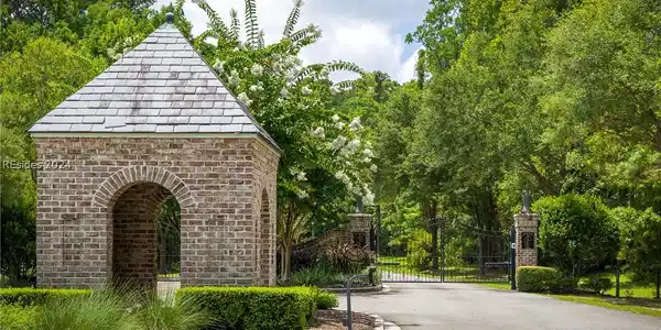 Image 3: The guard house and gates to the private Telfair P Image 3: The guard house and gates to the private Telfair P