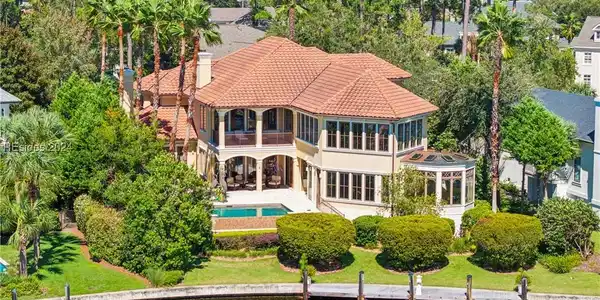 16 Castlebridge Court