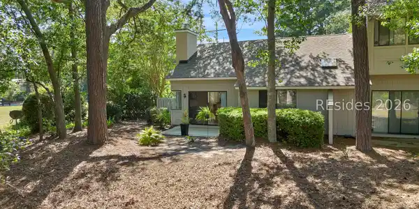 Image 2: Well shaded and landscaped lot
