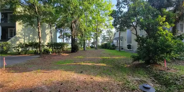 84 Crosstree Drive N