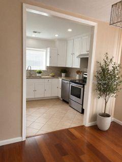 Image 4: kitchen (virtually staged) Image 4: kitchen (virtually staged)