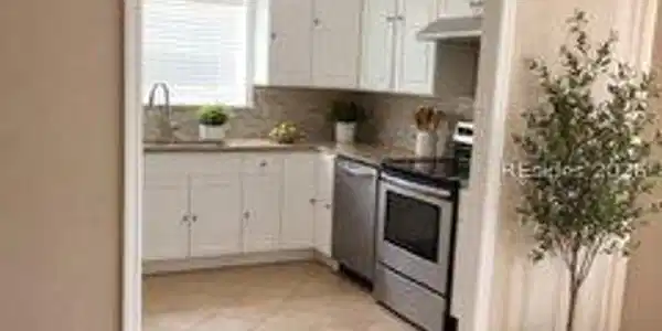 Image 4: kitchen (virtually staged) Image 4: kitchen (virtually staged)