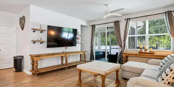 Image 2: Living Room