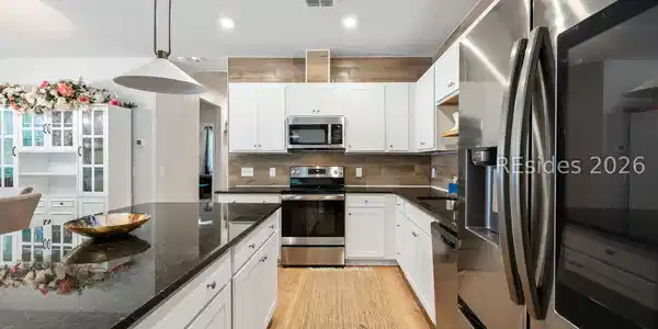 Image 4: Kitchen