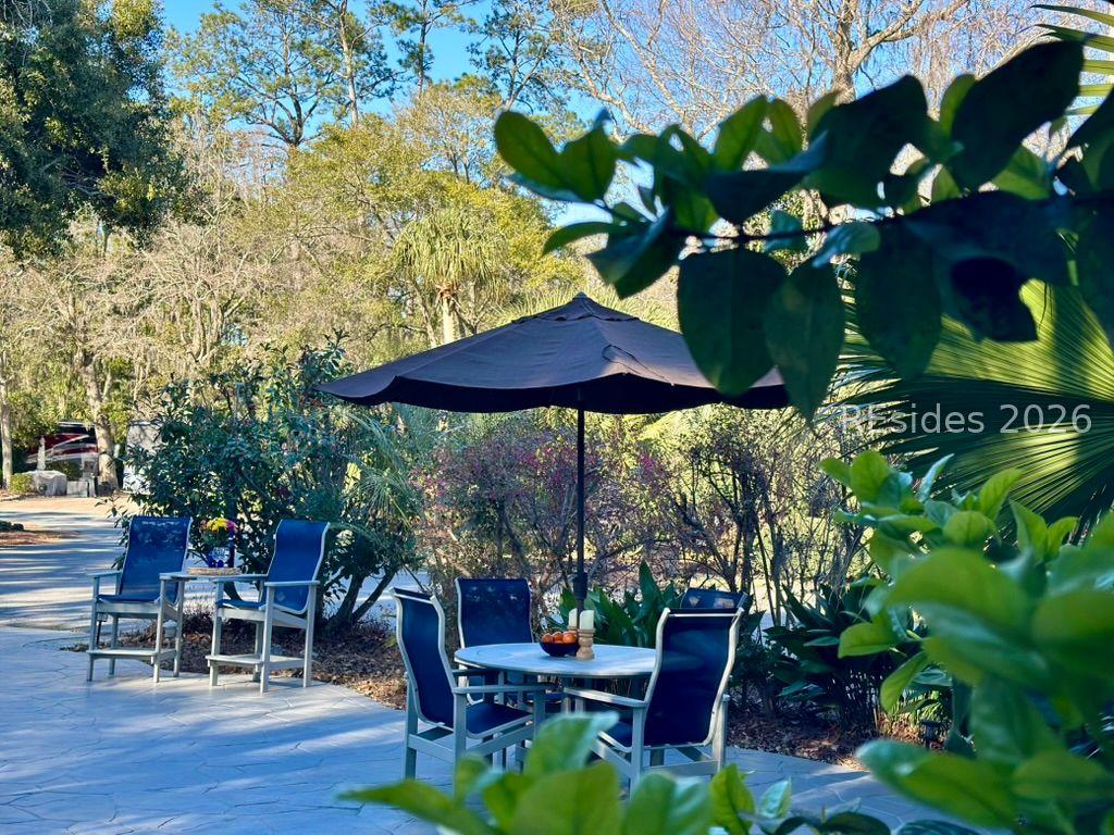 Image 4: Enjoy multiple areas for sitting, eating, relaxing