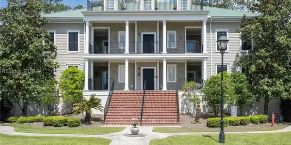 7 Crescent Point Drive