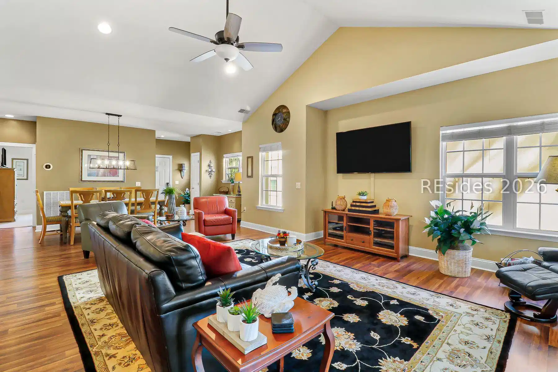 Image 1: Spacious living area w tons of natural light! Image 1: Spacious living area w tons of natural light!