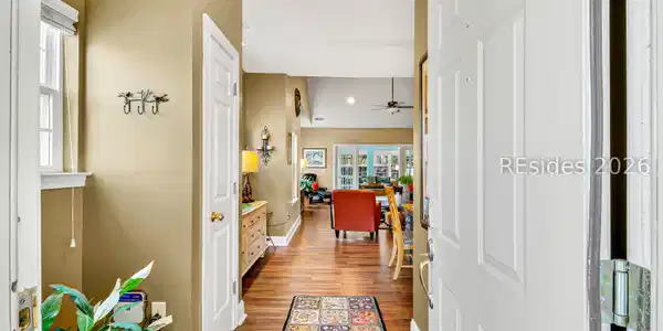 Image 4: Foyer entrance with entry closet Image 4: Foyer entrance with entry closet