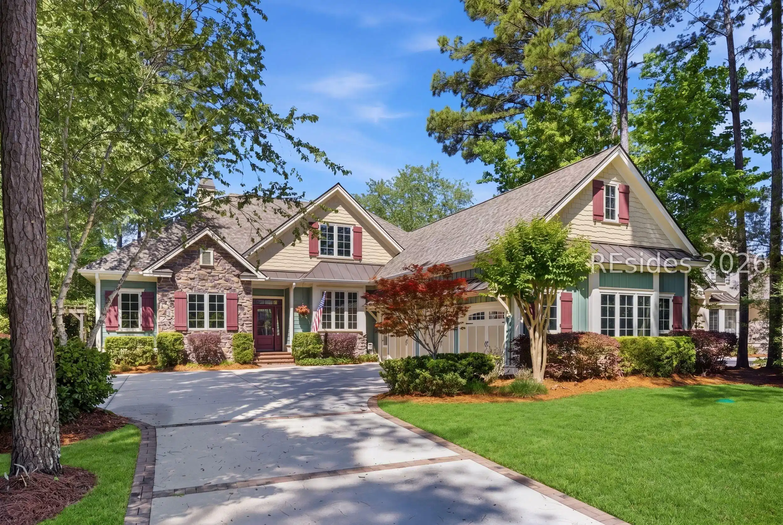 Image 1: Lovely curb appeal!