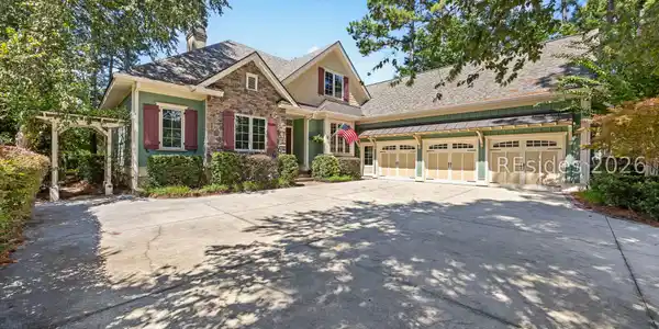 Image 3: Oversized 3 Car Garage with lots of storage!