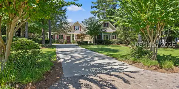 Image 4: Lovely curb appeal!
