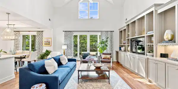 Image 4: Living Room