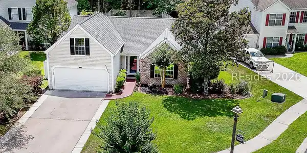 Image 2: Nice long driveway