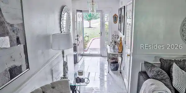 Image 4: Foyer
