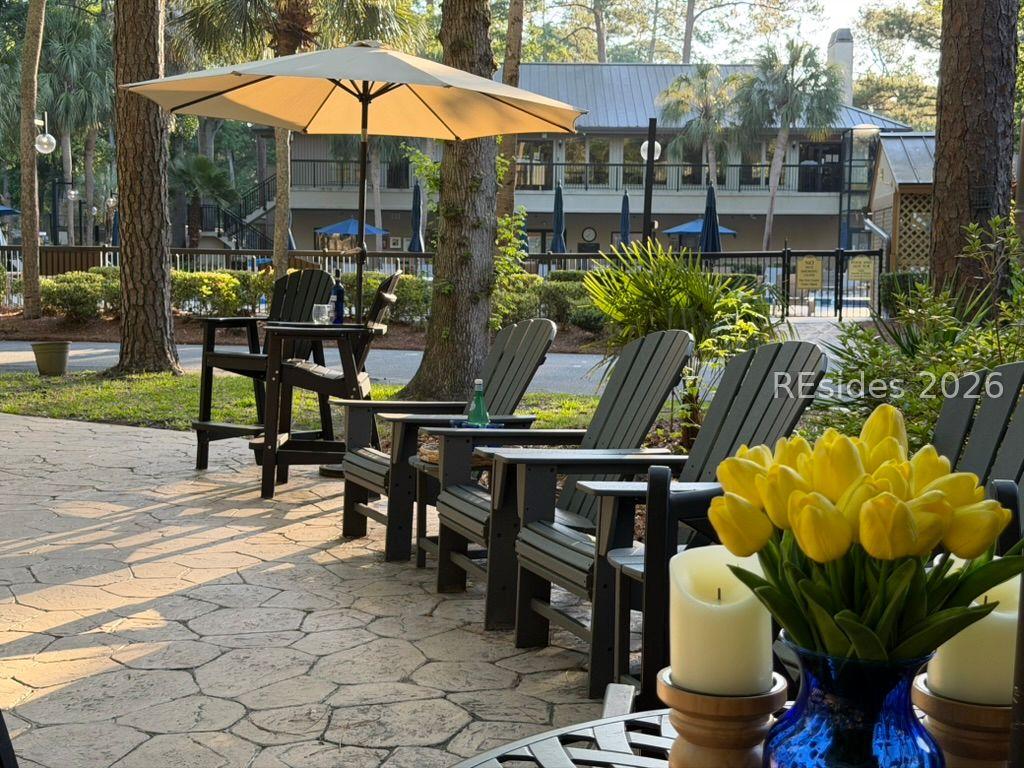 Image 2: CENTRAL LOCATION by the pool, clubhouse & laundry
